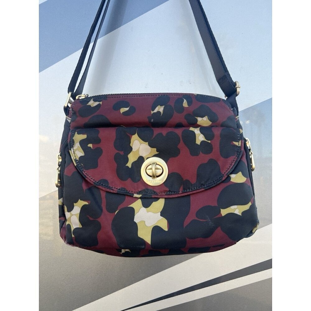 Baggallini red black camoflauge leopard shoulder crossbody flap kisslock preppy